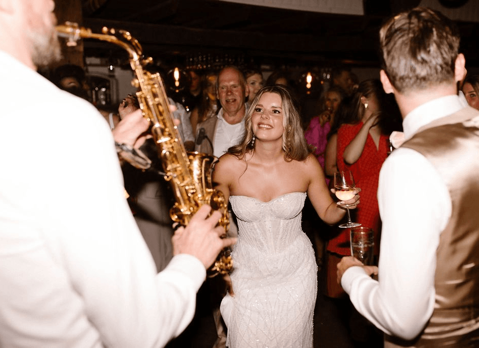 DJ & SAX on the dance floor