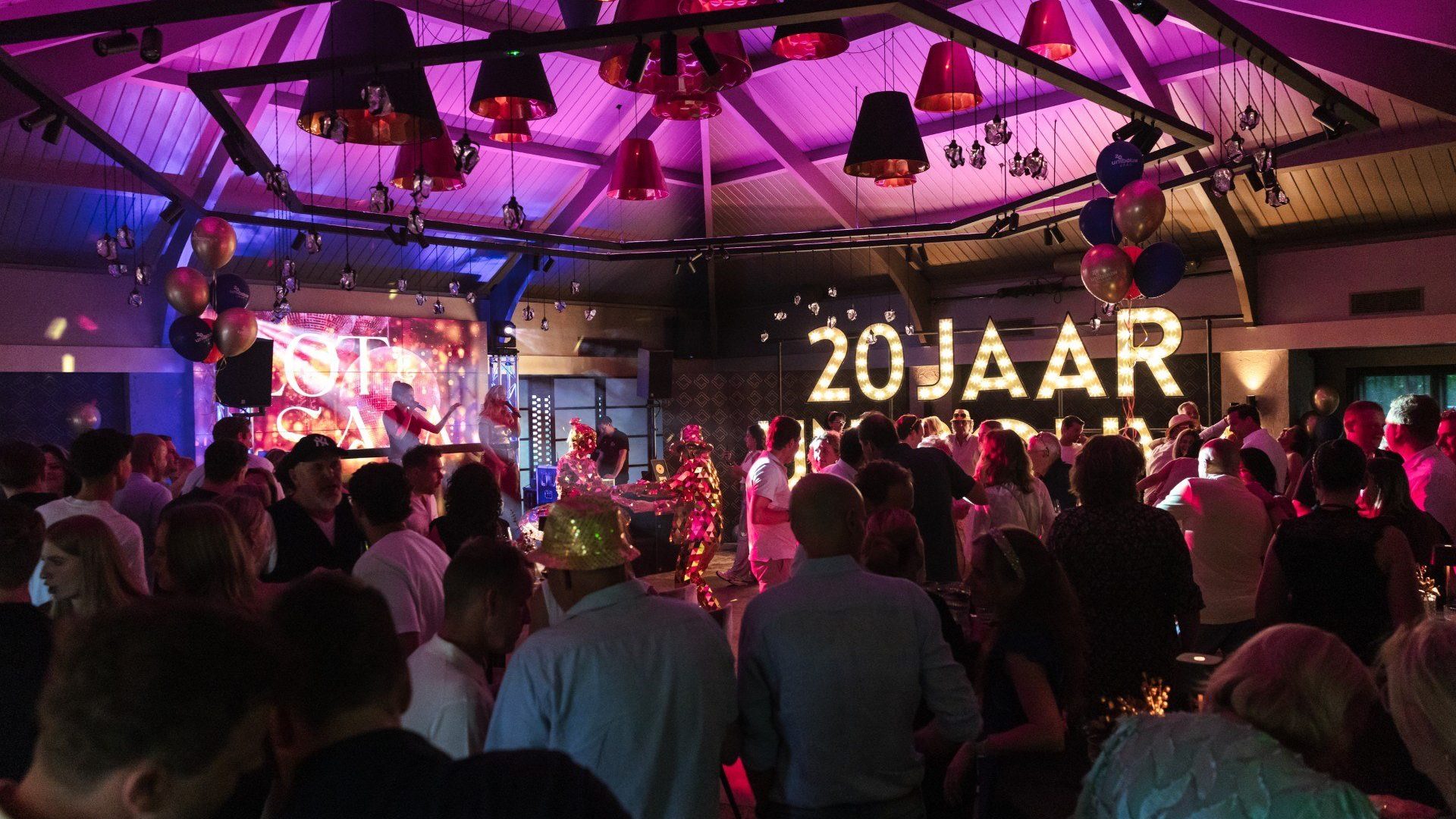 Atmospheric live entertainment at an event