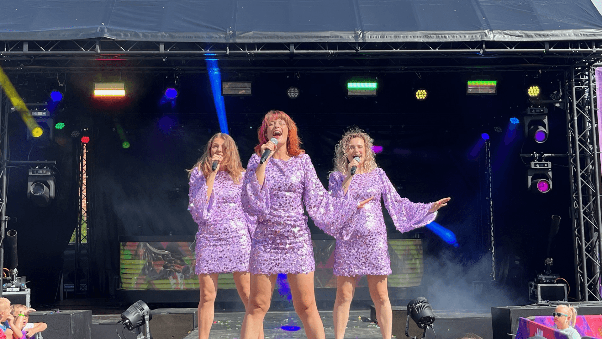 Atmospheric live entertainment at an event