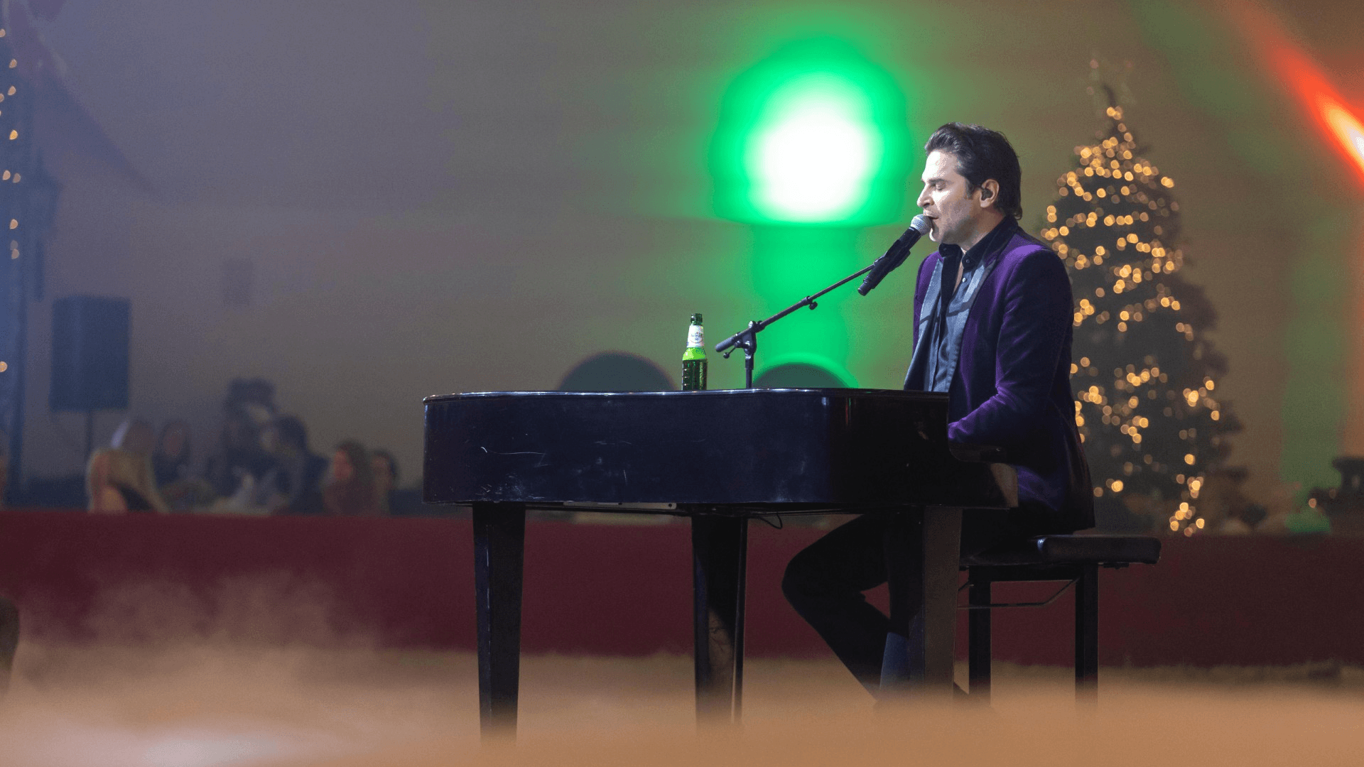 Atmospheric live entertainment at an event
