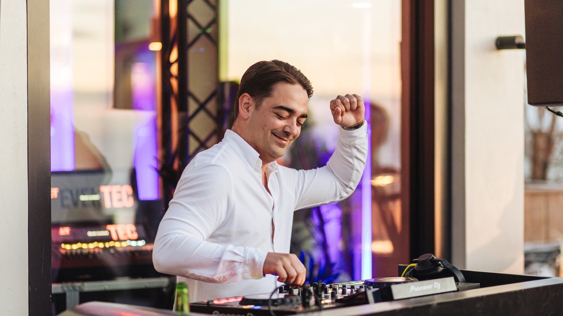 Atmospheric live entertainment at an event