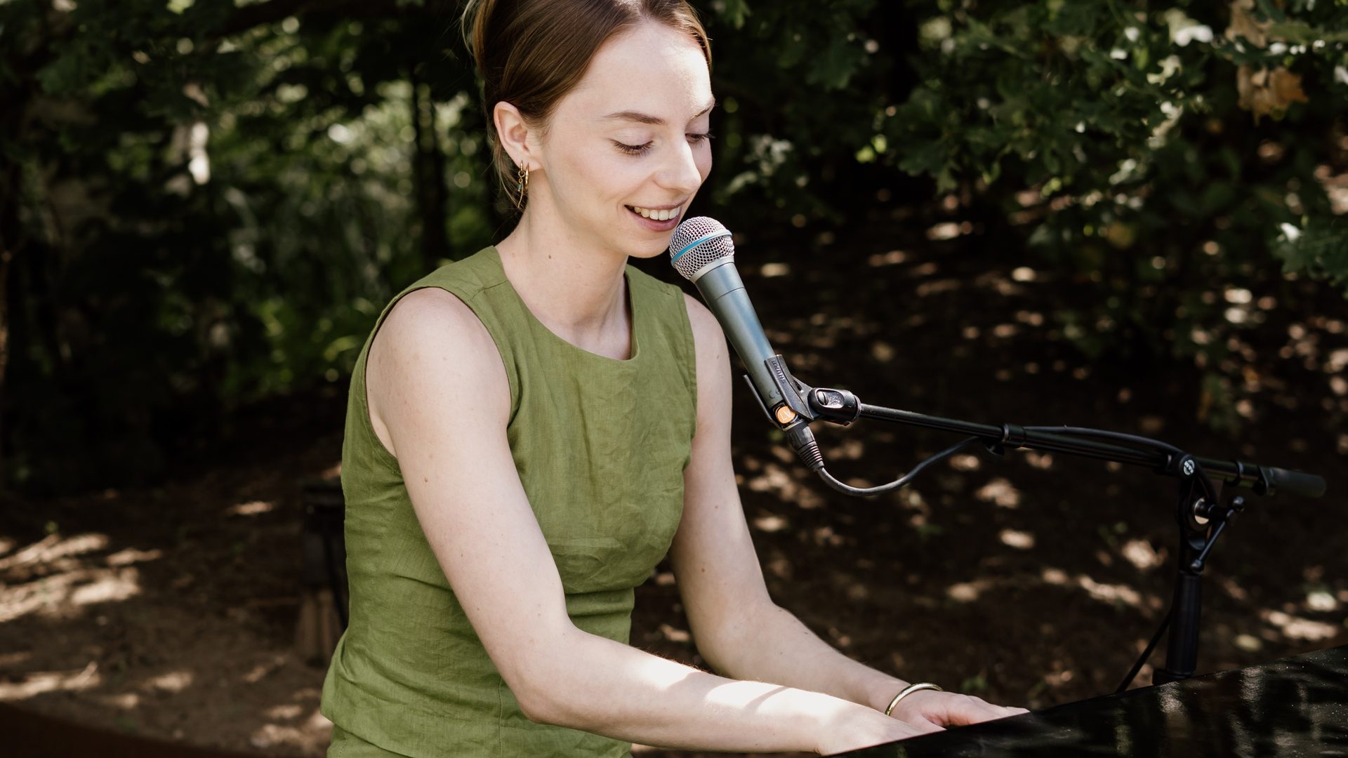Atmospheric live entertainment at an event